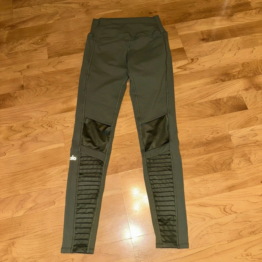 ALO Yoga Moto Leggings Olive Green‎ Ribbed Panels High Waist Athletic Womens